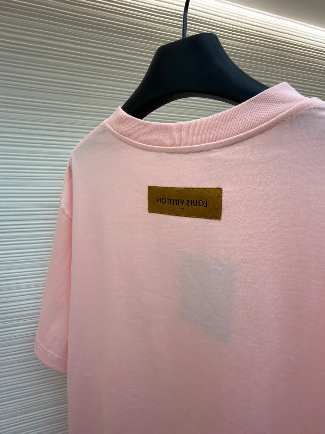 LOUISVUITTON embossed small label T-shirt ●Authentic product: purchased and developed by 6311 ●Item number: 1682337-A00 ●Fabric: pure cotton fabric ●Technology: embossed production ●Version: fitted version ●Weight: about 315 grams ●Size: XS-S-M-L ●Description: Fabric is 40S/2 Double-strand smooth cotton plain weave, dust-free wool processing; matching 40s single-strand combed cotton, 280g cylindrical machine rib. The front panel is stamped and filled. After low-temperature stamping with a steel stamp, the inside is filled with foam cotton. The bottom surface is directly sealed with low-temperature hot melt glue at 80 degrees Celsius. The integrated machine operation makes the relief pattern three-dimensional and full and stylish. High-quality products require natural and beautiful products. The overall wiring is straight and delicate, the fabric is comfortable and soft, and the color is consistent without color difference. It can be matched with the same style to create a fashionable look and control various occasions. Customized accessories, complete with three standards, same style for men and women!